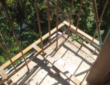 Металлический каркас при укреплении балкона.