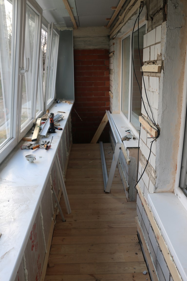 Фото ремонт балкона в панельном доме: утепление и отделка стен, установка пластиковых окон