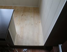 Готовый деревянный пол и объединение с комнатой.
