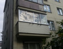 Фото наружней отделки балкона сайдингом.