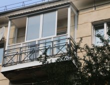 Остекление балкона алюминиевой рамой.