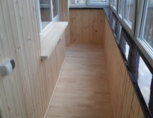 Деревянный пол и отделка балкона вагонкой.