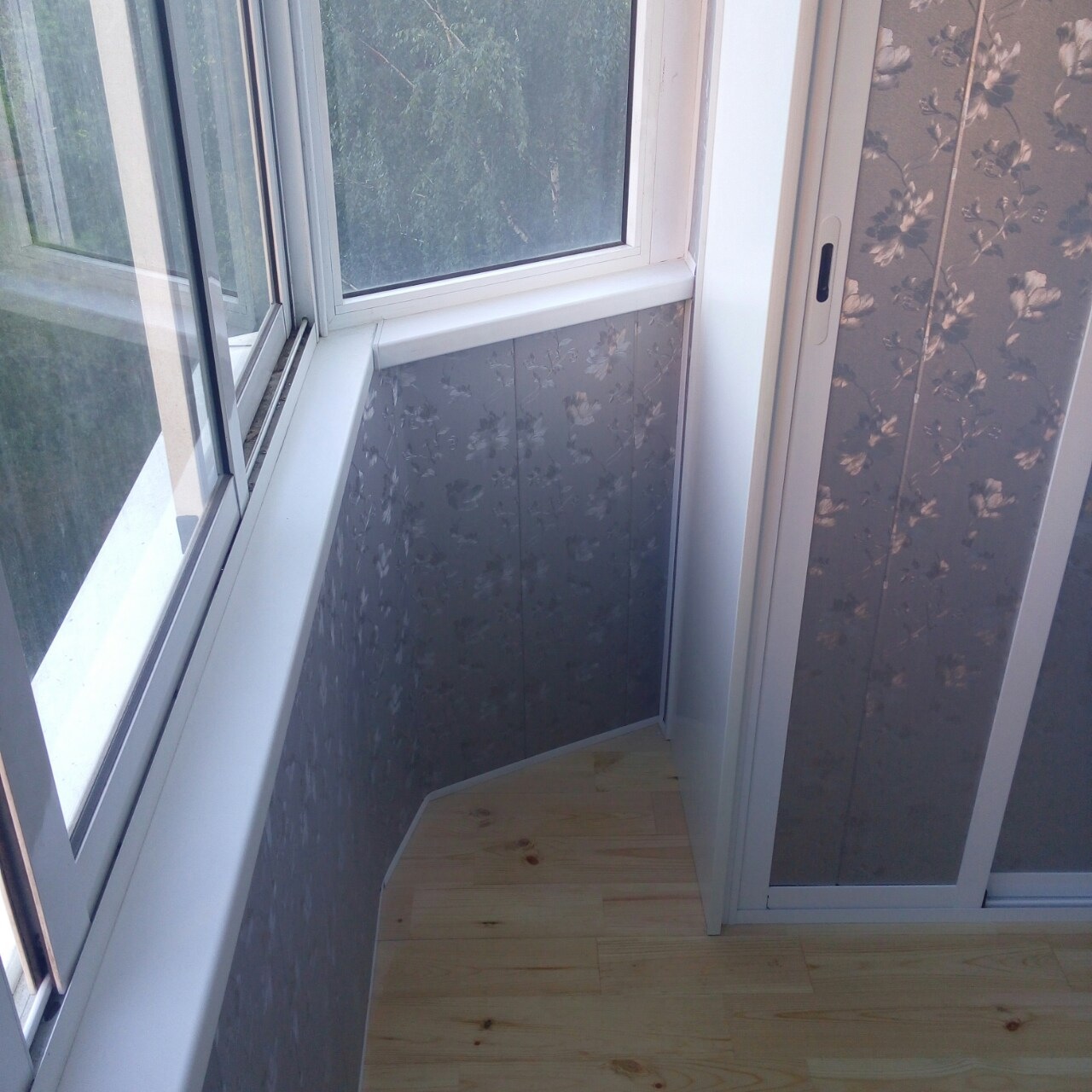 Контрастная отделка балкона поливинилхлоридными панелями