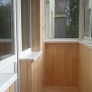 Классика облицовки: деревянная вагонка в отделке балкона